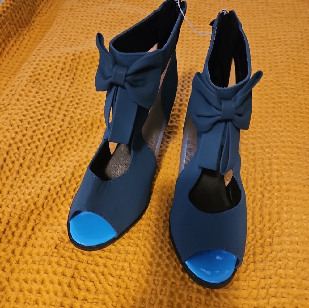 Heels - Picture 2 of 3